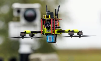Un drone "chasseur" devant une unité de capteurs mobiles pour la détection de drones au Centre national de test pour les systèmes aériens sans pilote du Centre aérospatial allemand (DLR), lors d'une présentation du programme "Custodian" à Cochstedt, en Allemagne, le 8 octobre 2025