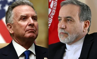 Cette combinaison d'images créées le 9 avril 2025 montre l'envoyé américain au Moyen-Orient Steve Witkoff, à Riyad, le 18 février 2025 (g) ; et le ministre iranien des Affaires étrangÚres Abbas Araghchi, à Djeddah, en Arabie Saoudite, le 7 mars 2025