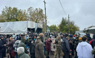 Ukraine : des habitants évacués d'Olechky, en proie à une crise humanitaire