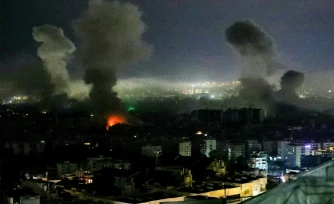 Des panaches de fumée après des frappes aériennes israéliennes au sud de Beyrouth, le 11 mars 2026