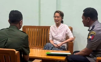Photo non datée fournie par la junte birmane le 30 avril 2026 montrant Aung San Suu Kyi (au centre) dans un lieu non précisé.