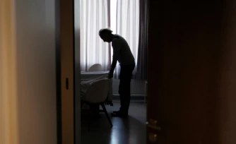Denis Rousseaux, qui a accompagné Lydie Imhof, ajuste la couverture sur son lit d'hôpital à l'issue de son euthanasie, le 1er février 2024 en Belgique