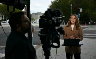 Une journaliste de CNN en duplex près de la Maison Blanche, à Washington, le 19 septembre 2026