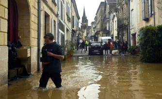 Un habitant marche dans une rue inondée par la Garonne à Cadillac-sur-Garonne, dans le sud-ouest de la France, le 16 février 2026