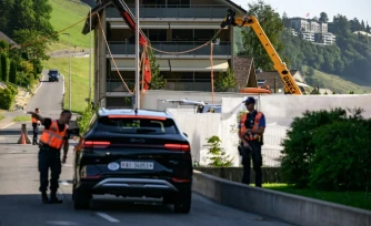 La police suisse sécurise l'accès au complexe hôtelier de luxe du Bürgenstok (en haut à droite), avant les pourparlers de paix entre l'Iran et les Etats-Unis, le 19 juin 2026 