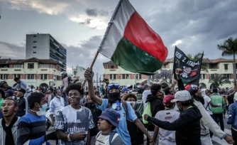 Rassemblement à Antananarivo après le discours de membres d'une section de l'armée malgache qui ont pris le parti des manifestants opposés au gouvernement, le 11 octobre 2025 à Madagascar