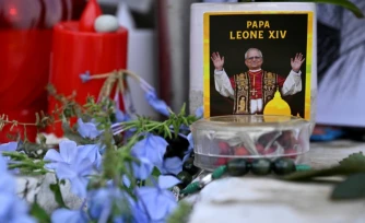 Des fleurs, des bougies et une photo du pape LĂ©on XIV dĂ©posĂ©es au pied de la statue de Jean-Paul II, devant lâhĂŽpital Gemelli Ă Rome oĂč le pape LĂ©on XIV est en convalescence, le 17 octobre 2026