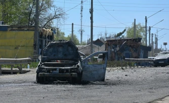 Une voiture endommagée sur le site d'une frappe russe à Merefa, une ville ukrainienne dans la région de Kharkiv, le 4 mai 2026