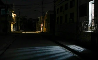 De la lumière dans des habitations alimentées par des générateurs lors d'une panne de courant à Santiago de Cuba, le 5 février 2026