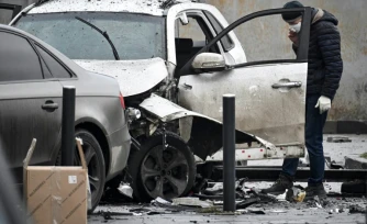Un enquêteur travaille sur le lieu de l'explosion d'une voiture dans le sud de Moscou, le 22 décembre 2025