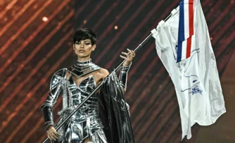 La Miss France Eve Gilles défile sur scène lors de la présentation des costumes nationaux de Miss Univers 2025 à Nonthaburi, au nord de Bangkok, le 19 novembre 2025
