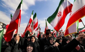 Des manifestants à Téhéran affichant leur soutien au nouveau guide suprême iranien le 9 mars 2026