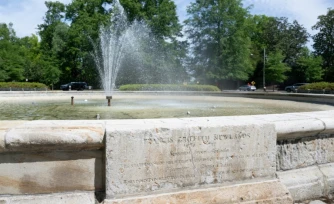 La fontaine honorant Francis Newlands à Chevy Chase Circle, près de Washington, le 13 mai 2026