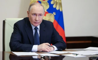 Cette photo distribuée par l'agence d'Etat russe Spoutnik montre le dirigeant russe Vladimir Poutine lors d'une réunion en visioconférence dans la résidence de Novo-Ogaryovo, près de Moscou, le 7 avril 2026 