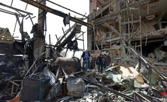 Des représentants des médias se rassemblent autour du bâtiment endommagé de l’université Shahid Beheshti après une frappe, à Téhéran, le 4 avril 2026