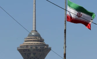 Le drapeau iranien près de la tour Milad à Téhéran, le 25 mai 2026