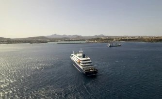 Le navire de croisière MV Hondius, près du port de Praia (Cap-Vert), le 3 mai 2026