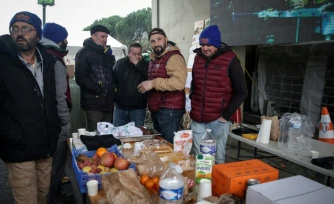 Jérôme Bayle (2e à partir de la droite), figure de la contestation, en compagnie d'agriculteurs, à Carbonne, le 22 décembre 2025