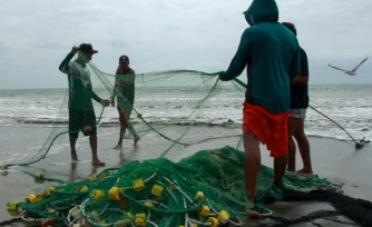 Des pĂȘcheurs manipulent des filets Ă Santa Elena, en Equateur, le 18 septembre 2026