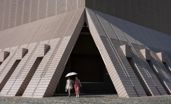Deux femmes se protĂšgent du soleil avec un parapluie, le 22 juin 2026 Ă Hong Kong