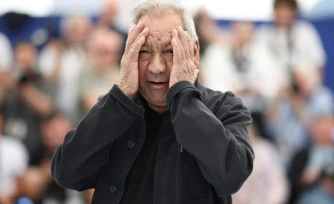 Le réalisateur Tony Gatlif pose lors d'une séance photo pour le film "Ange", le 23 mai 2025 à Cannes