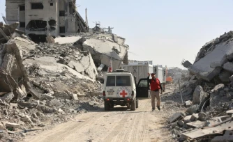 Un membre de la Croix Rouge parmi les décombres à Gaza, le 2 novembre 2025