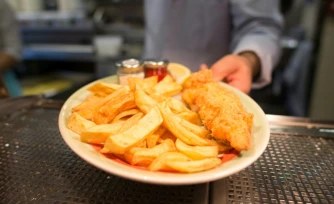 Un plat de fish and chips dans un restaurant de Londres, le 26 janvier 2015 