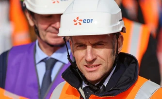 Emmanuel Macron, équipé d'un casque de sécurité EDF, lors de la visite d'un chantier de construction de réacteur nucléaire EPR2 à Penly (Seine Maritime) le 12 mars 2026