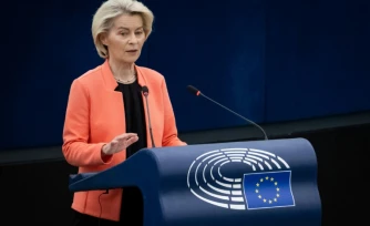 La présidente de la Commission européenne Ursula von der Leyen va proposer mercredi des mesures trÚs attendues visant à limiter l'accÚs des moins de 15 ans aux réseaux sociaux