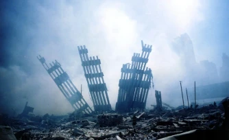 Des ruines du World Trade Center le 11 septembre 2001 à New York.