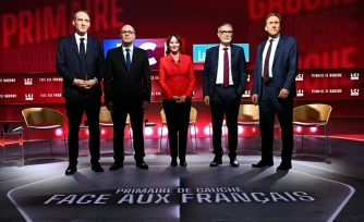 Les candidats de la primaire sociale-démocrate posent à l'occasion d'un débat télévisé, le 23 septembre 2026 à Boulogne-Billancourt (Hauts-de-Seine)