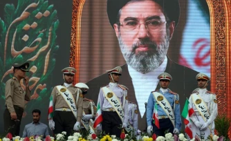 Des soldats de l'armée iranienne devant un portrait du guide suprême iranien, l'ayatollah Mojataba Khamenei, lors d'un rassemblement de solidarité et de soutien au nouveau guide suprême iranien, l'ayatollah Mojataba Khamenei, le 29 avril 2026 à Téhéran