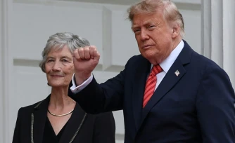 Le président américain Donald Trump (D) et la présidente irlandaise Catherine Connolly (L), le 12 septembre 2026 à Dublin