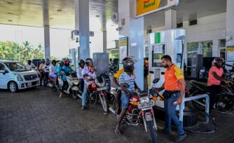 Des clients font la queue à une station service à Biyagama, près de Colombo, la capitale du Sri Lanka, le 15 mars 2026