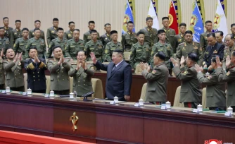 Cette photo, prise entre le 22 et le 23 octobre 2026 et diffusée le 24 octobre 2026 par l'agence de presse officielle nord-coréenne KCNA montre le dirigeant nord-coréen Kim Jong-un (c) lors d'une réunion de commandants de compagnie à Pyongyang