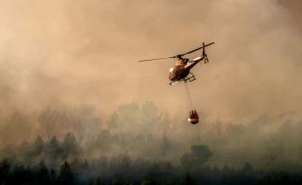 Un hélicoptère des pompiers lutte contre les flammes à Pouzols-Minervois, dans l'Aude, le 2 juillet 2026