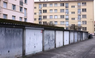Des scellĂ©s de la police sur un garage oĂč deux femmes dont une magistrate ont Ă©tĂ© sĂ©questrĂ©es, Ă Bourg-lĂšs-Valence, le 6 fĂ©vrier 2026 dans la DrĂŽme