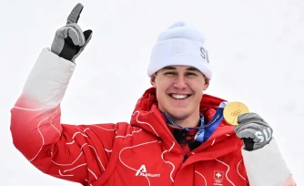 Le skieur suisse Franjo von Allmen sur le podium après sa victoire dans le Super-G des JO-2026, à Bormio, le 11 février 2026