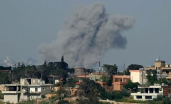 Un épais nuage de fumée s'élève après une frappe aérienne israélienne dans le village de Zawtar al-Sharqiyah, dans le sud du Liban, le 3 mai 2026