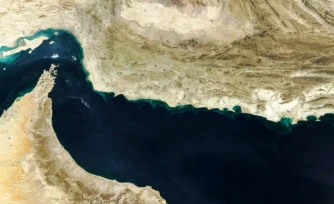 Image en couleurs naturelles acquise avec MODIS sur le satellite Terra de la NASA prise le 5 février 2025 montrant le golfe d'Oman et la région de Makran (c) dans le sud de l'Iran et le sud-ouest du Pakistan, ainsi que le détroit d'Ormuz (g) et la côte nord d'Oman (en bas)