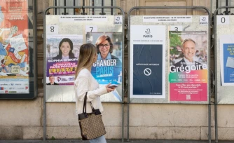 (g-d) Des affiches électorales des candidats à la mairie de Paris, Sophia Chikirou, Rachida Dati et Emmanuel Grégoire dans une rue de Paris, avant le 2e tour des municipales, le 19 mars 2026