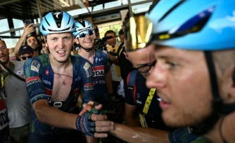 Le sprinteur belge Tim Merlier (G) aprÚs sa victoire lors de la 8e étape du Tour de France, le 11 juillet 2026 à Bergerac