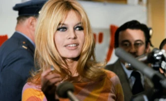 L'actrice française Brigitte Bardot donne une conférence de presse en décembre 1965 à Hollywood 