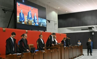 Le juge Paolo Lepri (c) prononce le verdict concernant l'effondrement du pont Morandi en 2018, au tribunal de Gênes, le 16 juillet 2026 en Italie