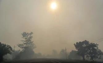 L'air de l'Ăźle indonĂ©sienne de Kalimantan polluĂ© par des fumĂ©es d'incendies de forĂȘt, le 20 aoĂ»t 2026 en IndonĂ©sie