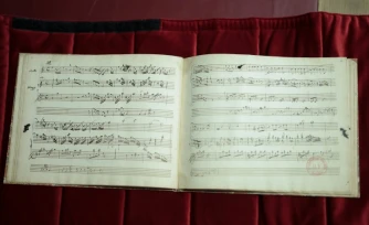 Un cahier de composition de Wolfgang Amadeus Mozart, manuscrit autographe comprenant sept pièces pour harpe et flûte, à la Bibliothèque nationale de France (BnF), à Paris  le 15 juin 2026