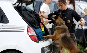 Inspection d'une voiture d'un participant au Teknival à Cornusse, près de Bourges le 4 mai 2026