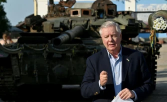 Le sénateur américain Lindsey Graham devant des équipements militaires russes édtruits exposés à Kiev le 26 mai 2023