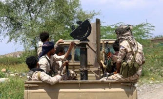 Des forces gouvernementales yéménites soutenues par l'Arabie saoudite dans un camion militaire sur le front de Jabal Han, à l'ouest de la ville de Taëz, le 3 octobre 2026