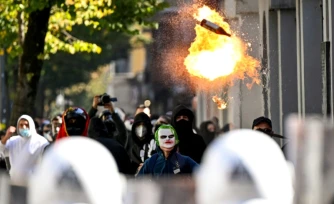 Un cocktail Molotov est lancĂ© en direction dâune unitĂ© de police lors dâune manifestation antigouvernementale Ă Tirana, le 17 octobre 2026 en Albanie